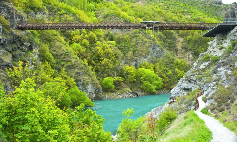 <strong>10. Parque Nacional de Fiordland, <a href="https://viajeaqui.abril.com.br/paises/nova-zelandia" rel="Nova Zelândia" target="_self">Nova Zelândia</a></strong>                        Árvores lindas em meio a montanhas e cascatas impressionantes. A Nova Zelândia é um país fortemente marcado pelo imaginário popular graças a suas <a href="https://viajeaqui.abril.com.br/materias/passeio-leva-turistas-a-terra-media-dos-filmes-o-hobbit-e-o-senhor-dos-aneis" rel="locações usadas nos filmes de O Senhor dos Anéis" target="_blank">locações usadas nos filmes de O Senhor dos Anéis</a>. Essa atmosfera mágica permanece no parque, que guarda catorze fiordes. Muitas lendas permeiam a região graças à ocupação dos povos maori – ela teria sido criada pelo semideus Tu-te-raki-whanoa como um presente às tribos. Acredita-se que o explorador Capitão Cook e sua tripulação tenham sido os primeiros a visitar a região. Pelas histórias e pelas paisagens, cada segundo aqui vale a pena.