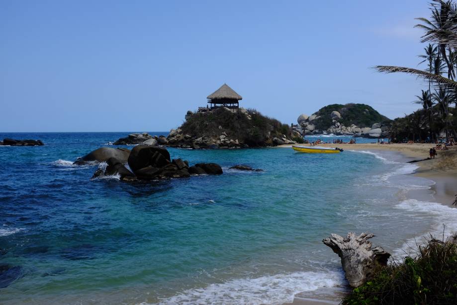 <strong>Parque Nacional Natural Tayrona</strong>    No Parque Nacional Natural Tayrona, localizado na cidade litorânea de Santa Marta, há lindas praias para encantar os turistas. Seu entorno é emoldurado por uma natureza virgem e exuberante    <em><a href="https://www.booking.com/region/co/tayrona-national-park.pt-br.html?aid=332455&label=viagemabril-cenarios-da-colombia" rel="Veja preços de hotéis no Parque Nacional Tayrona no Booking.com" target="_blank">Veja preços de hotéis no Parque Nacional Tayrona no Booking.com</a></em>