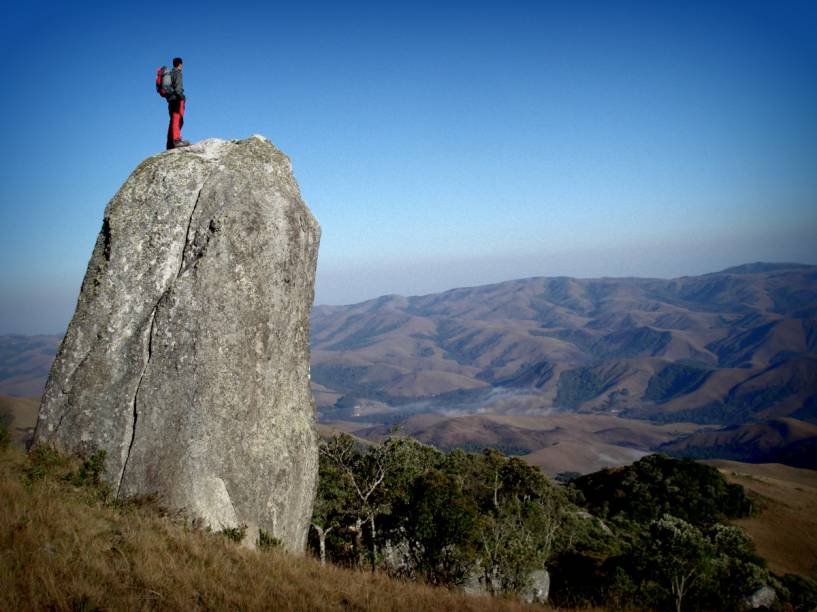 <strong><a href="https://viajeaqui.abril.com.br/estabelecimentos/br-sp-sao-jose-do-barreiro-atracao-parque-nacional-da-serra-da-bocaina">Parque Nacional Serra da Bocaina (SP)</a> </strong>A porta de entrada do Parque Nacional Serra da Bocaina é <a href="https://viajeaqui.abril.com.br/cidades/br-sp-sao-jose-do-barreiro">São José do Barreiro</a> (SP). Da praça central até a portaria do parque são 28 quilômetros por estrada esburacada de terra – é melhor estar com um veículo 4x4. No parque, não é permitida a entrada de veículos. Contrate um guia para explorá-lo. Para fazer o trekking de 53 quilômetros da <a href="https://viajeaqui.abril.com.br/estabelecimentos/br-sp-sao-jose-do-barreiro-atracao-trekking-na-trilha-do-ouro">Trilha de Ouro</a>, que leva até Angra dos Reis, são necessários três dias. Outra opção é o trekking para os picos do Tira Chapéu (na foto; com 2.088 metros de altitude) e Bacia (1.950 metros), com trilhas longas e difícil