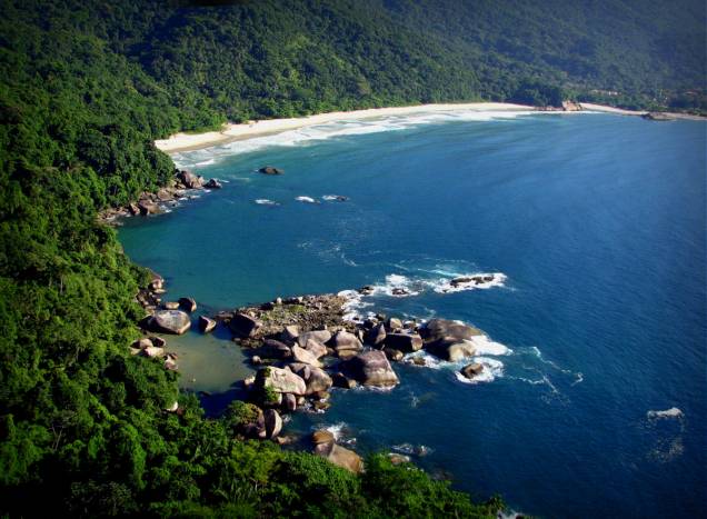 <strong>8. Praias de Paraty</strong>A maioria das praias é acessada por estradinhas a partir da Rio–Santos. Jabaquara e do Pontal são mais urbanas, e Praia Grande conta com estrutura de quiosques. As mais belas ficam no extremo sul: <strong>Cachadaço</strong> <em>(foto)</em> tem vegetação nativa e piscinas naturais (o acesso é de barco ou em caminhada de 20 minutos a partir da Le Gite dIndaiatiba; o mar forte e esverdeado da Praia do Sono atrai surfistas (aqui, o acesso pode ser pelo Condomínio Laranjeiras, por barco ou trilha de uma hora e meia desde Laranjeiras); e Antigos e Antiguinhos somam duas enseadas separadas por uma ilhota de pedras (chega-se por barco ou caminhada a partir da Praia do Sono). <strong>8. Praias de Paraty</strong>A maioria das praias é acessada por estradinhas a partir da Rio–Santos. Jabaquara e do Pontal são mais urbanas, e Praia Grande conta com estrutura de quiosques. As mais belas ficam no extremo sul: <strong>Cachadaço</strong> <em>(foto)</em> tem vegetação nativa e piscinas naturais (o acesso é de barco ou em caminhada de 20 minutos a partir da Le Gite dIndaiatiba; o mar forte e esverdeado da Praia do Sono atrai surfistas (aqui, o acesso pode ser pelo Condomínio Laranjeiras, por barco ou trilha de uma hora e meia desde Laranjeiras); e Antigos e Antiguinhos somam duas enseadas separadas por uma ilhota de pedras (chega-se por barco ou caminhada a partir da Praia do Sono).