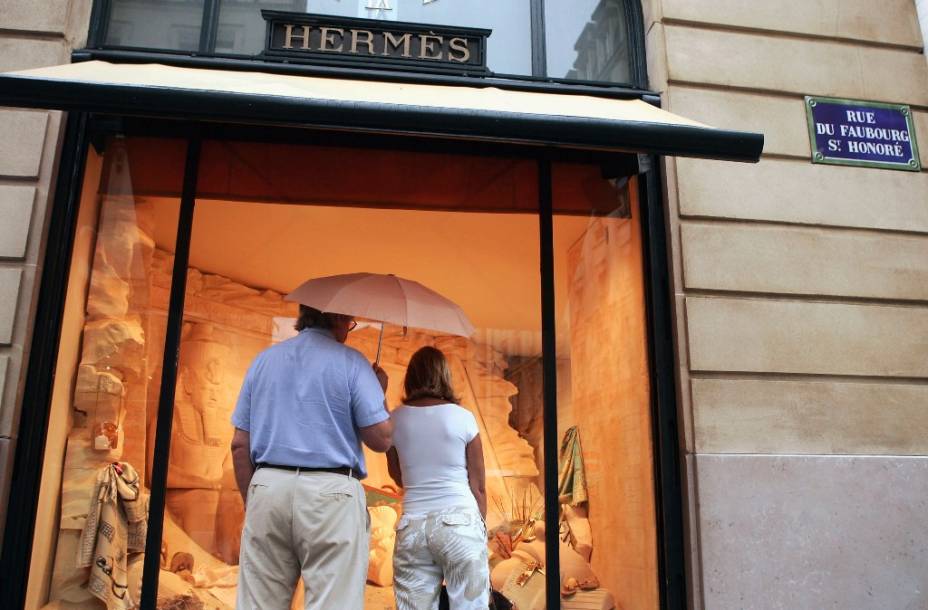 A rua Faubourg - St. Honoré tem algumas das vitrines mais encantoras do mundo, atraindo a atenção de todos que passam (e sonham) por suas ruas