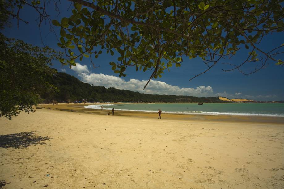 Localizada em <strong>Tibau do Sul</strong>, <strong>Rio Grande do Norte</strong>, o grande atrativo da <strong>Praia do  Madeiro</strong> é a possibilidade de nadar ao lado de golfinhos. <a href="https://www.booking.com/searchresults.pt-br.html?aid=332455&lang=pt-br&sid=eedbe6de09e709d664615ac6f1b39a5d&sb=1&src=index&src_elem=sb&error_url=https%3A%2F%2Fwww.booking.com%2Findex.pt-br.html%3Faid%3D332455%3Bsid%3Deedbe6de09e709d664615ac6f1b39a5d%3Bsb_price_type%3Dtotal%26%3B&ss=Praia+do+Madeiro%2C+Tibau+do+Sul%2C+Rio+Grande+do+Norte%2C+Brasil&checkin_monthday=&checkin_month=&checkin_year=&checkout_monthday=&checkout_month=&checkout_year=&no_rooms=1&group_adults=2&group_children=0&from_sf=1&ss_raw=Praia+do+Madeiro+&ac_position=1&ac_langcode=xb&dest_id=255536&dest_type=landmark&search_pageview_id=d5b286a704e100bf&search_selected=true&search_pageview_id=d5b286a704e100bf&ac_suggestion_list_length=5&ac_suggestion_theme_list_length=0&map=1#map_closed" target="_blank" rel="noopener"><em>Busque hospedagens na Praia do Madeiro.</em></a>