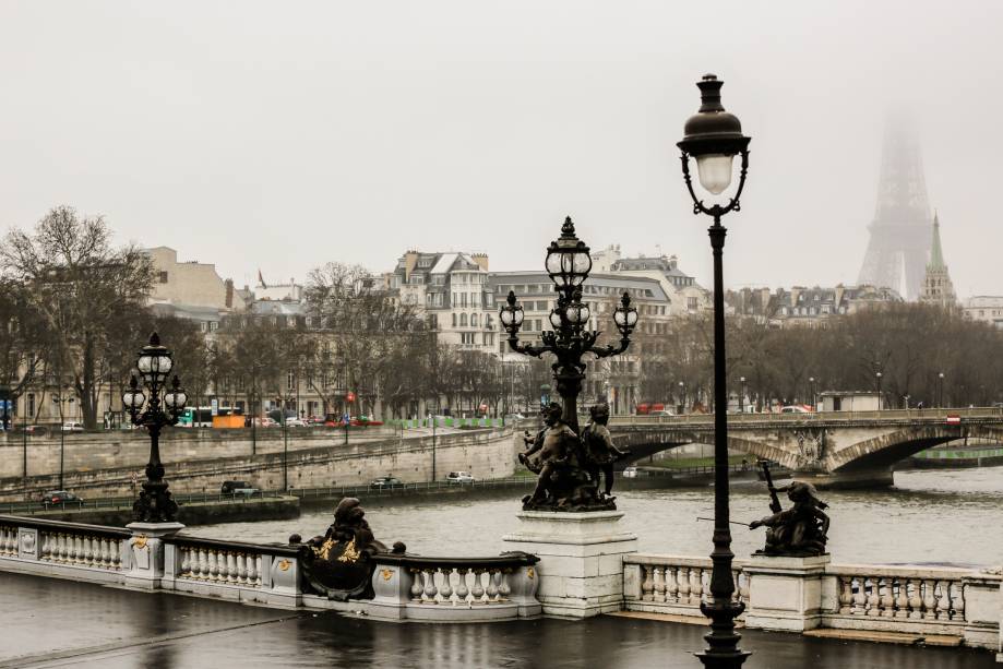 <a href="https://viajeaqui.abril.com.br/cidades/franca-paris" rel="Paris" target="_blank">Paris</a> é, sim, linda durante o inverno. Ao visitar a capital francesa durante a estação mais fria do ano, é possível se deparar com paisagens que inspiram sentimentos de paixão, melancolia e mistério – como essa, às margens do Rio Sena (foto), que corta a cidade