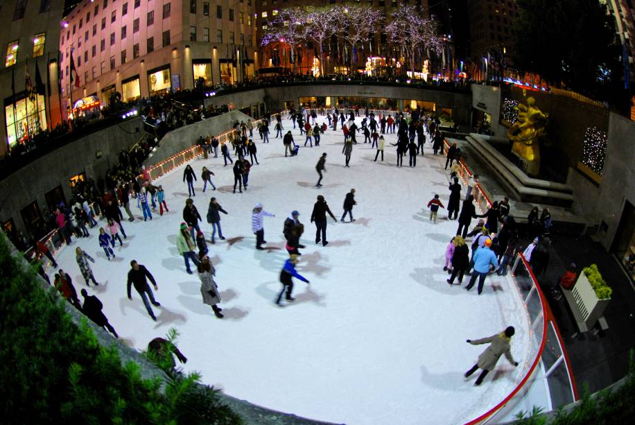 <strong>7. <a href="https://viajeaqui.abril.com.br/estabelecimentos/estados-unidos-nova-york-atracao-rockfeller-center" rel="Patinação no Rockfeller Center" target="_blank">Patinação no Rockfeller Center</a></strong>        O complexo de edifícios fica lindo durante as festas de final de ano, com uma decoração que impressiona o visitante. Uma de suas grandes atrações durante a temporada de inverno é a pista de patinação, uma das mais famosas do planeta