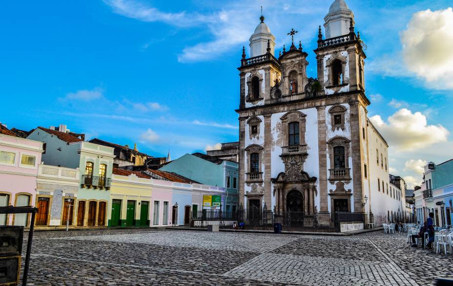 O Pátio de São Pedro, ladeado por casarões históricos e pela Catedral de São Pedro dos Clérigos