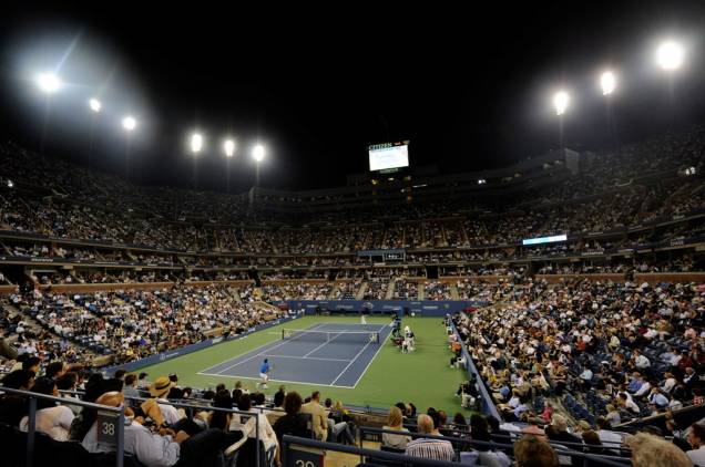<strong>Grandes eventos esportivos</strong> Quase todo pai adora esportes. Que tal então acompanhá-lo em um dos grandes eventos esportivos do mundo? Alguns podem ser caros e precisam um pouco de programação antecipada para conseguir por boas entradas, como o US Open de tênis (foto) ou a final do futebol-americano Super Bowl. No entanto, quase toda grande cidade do mundo sedia algum tipo de torneio – importante ou não – e você pode aproveitar a oportunidade. Imagine o privilégio de assistir os backhands de Roger Federer no ATP de Miami, as enterradas de um Lebron James ou Kobe Bryant no Madison Square Garden de Nova York ou um gol de Cristiano Ronaldo e Messi em sua passagem por Sevilha? <strong>Grandes eventos esportivos</strong> Quase todo pai adora esportes. Que tal então acompanhá-lo em um dos grandes eventos esportivos do mundo? Alguns podem ser caros e precisam um pouco de programação antecipada para conseguir por boas entradas, como o US Open de tênis (foto) ou a final do futebol-americano Super Bowl. No entanto, quase toda grande cidade do mundo sedia algum tipo de torneio – importante ou não – e você pode aproveitar a oportunidade. Imagine o privilégio de assistir os backhands de Roger Federer no ATP de Miami, as enterradas de um Lebron James ou Kobe Bryant no Madison Square Garden de Nova York ou um gol de Cristiano Ronaldo e Messi em sua passagem por Sevilha?