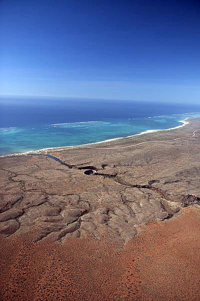 <strong>Costa de Nigaloo (<a href="https://viajeaqui.abril.com.br/paises/australia" rel="Austrália" target="_blank">Austrália</a>)</strong><br />A Costa de Nigaloo, na Austrália, com 708.350 hectares de extensão, abriga um dos maiores arrecifes do mundo segundo a Unesco, além de uma fauna marinha composta por baleias, tubarões, tartarugas, entre outras espécies <strong>Costa de Nigaloo (<a href="https://viajeaqui.abril.com.br/paises/australia" rel="Austrália" target="_blank">Austrália</a>)</strong><br />A Costa de Nigaloo, na Austrália, com 708.350 hectares de extensão, abriga um dos maiores arrecifes do mundo segundo a Unesco, além de uma fauna marinha composta por baleias, tubarões, tartarugas, entre outras espécies