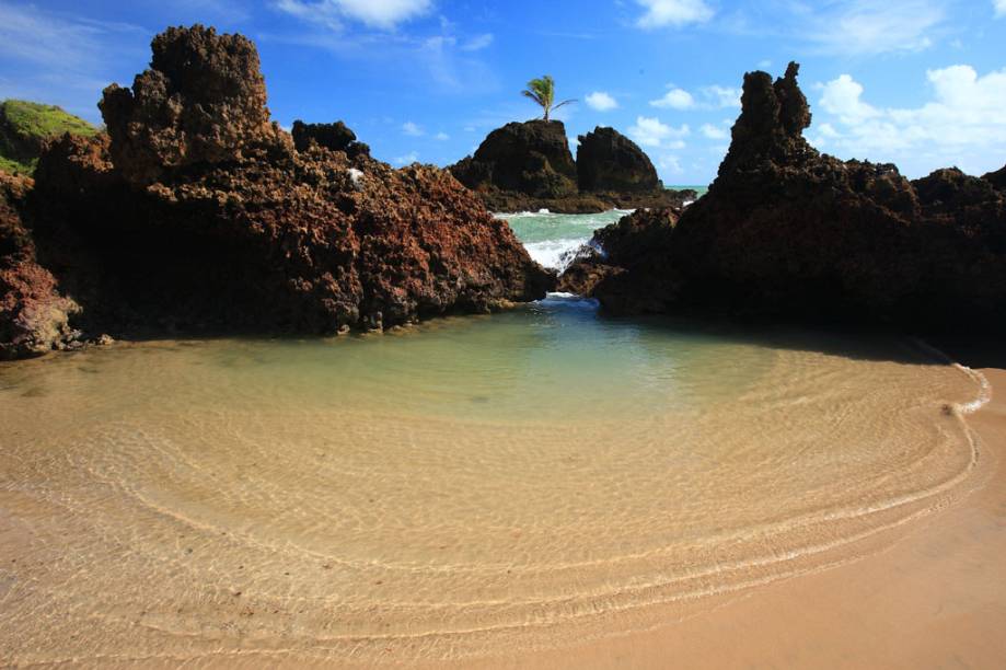 A <strong>Praia de Tambaba</strong>, em <strong>Conde</strong>, <strong>Paraíba</strong>, não chama a atenção apenas por ser o ponto de encontro de nudistas. Cercada de falésias, vegetação de restinga e coqueiros é uma das mais belas da região. <a href="https://www.booking.com/searchresults.pt-br.html?aid=332455&lang=pt-br&sid=eedbe6de09e709d664615ac6f1b39a5d&sb=1&src=index&src_elem=sb&error_url=https%3A%2F%2Fwww.booking.com%2Findex.pt-br.html%3Faid%3D332455%3Bsid%3Deedbe6de09e709d664615ac6f1b39a5d%3Bsb_price_type%3Dtotal%26%3B&ss=Conde%2C+Para%C3%ADba%2C+Brasil&checkin_monthday=&checkin_month=&checkin_year=&checkout_monthday=&checkout_month=&checkout_year=&no_rooms=1&group_adults=2&group_children=0&from_sf=1&ss_raw=Conde%2C+Para%C3%ADba&ac_position=0&ac_langcode=xb&dest_id=-679087&dest_type=city&search_pageview_id=a79588aae7e10b98&search_selected=true&search_pageview_id=a79588aae7e10b98&ac_suggestion_list_length=5&ac_suggestion_theme_list_length=0" target="_blank" rel="noopener"><em>Busque hospedagens em Conde.</em></a>