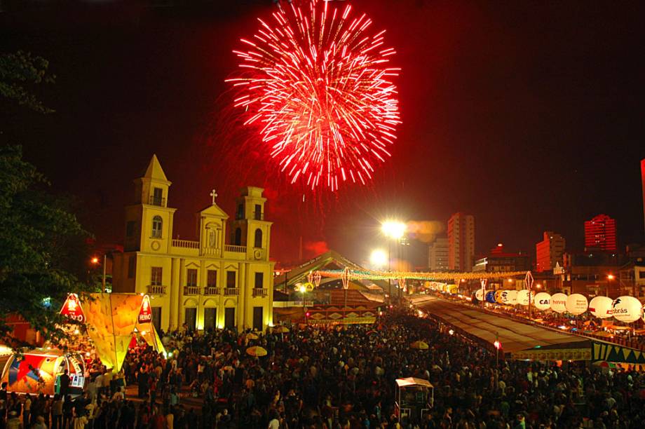 Toneladas de fogos de artifício são estouradas nos principais dias da festa em Campina Grande (PB): na abertura, na noite do dia 23 de junho (véspera de São João) e no encerramento do evento