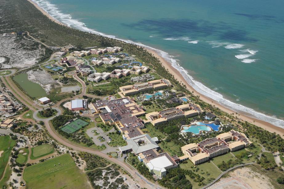 <strong><a href="https://viajeaqui.abril.com.br/cidades/br-ba-praia-do-forte" rel="PRAIA DO FORTE" target="_blank">PRAIA DO FORTE</a> ALL-IN</strong>O mais famoso distrito da Linha Verde, 80 quilômetros ao norte de <a href="https://viajeaqui.abril.com.br/cidades/br-ba-salvador" rel="Salvador" target="_blank">Salvador</a>, sedia a base do <a href="https://viajeaqui.abril.com.br/estabelecimentos/br-ba-praia-do-forte-atracao-projeto-tamar" rel="Projeto Tamar" target="_blank">Projeto Tamar</a> e tem uma vila convidativa, com barracas de artesanato e barzinhos para curtir o entardecer. As quatro noites all-inclusive no <a href="https://viajeaqui.abril.com.br/estabelecimentos/br-ba-praia-do-forte-hospedagem-iberostar-bahia" rel="Iberostar Bahia" target="_blank">Iberostar Bahia</a>, o resort mais poderoso da Praia do Forte, incluem traslados.<strong>QUANDO:</strong> em 24 de fevereiro<strong>QUEM LEVA:</strong> a <a href="https://www.cvc.com.br/index.aspx" rel="CVC" target="_blank">CVC</a><strong>QUANTO:</strong> R$ 2 298