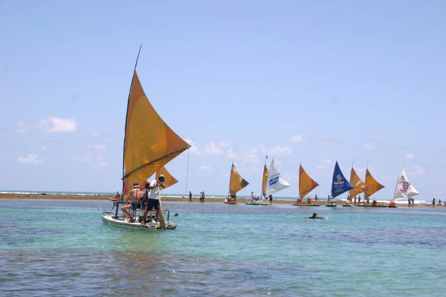 Embora a vida marinha tenha diminuído drasticamente nas áreas dos recifes, o passeio de jangada continua disputadíssimo pelas piscinas naturais da Praia de Porto de Galinhas, Ipojuca (PE). Não esqueça a câmera, pois a famosa formação rochosa que lembra o mapa do Brasil é imperdível de fotografar