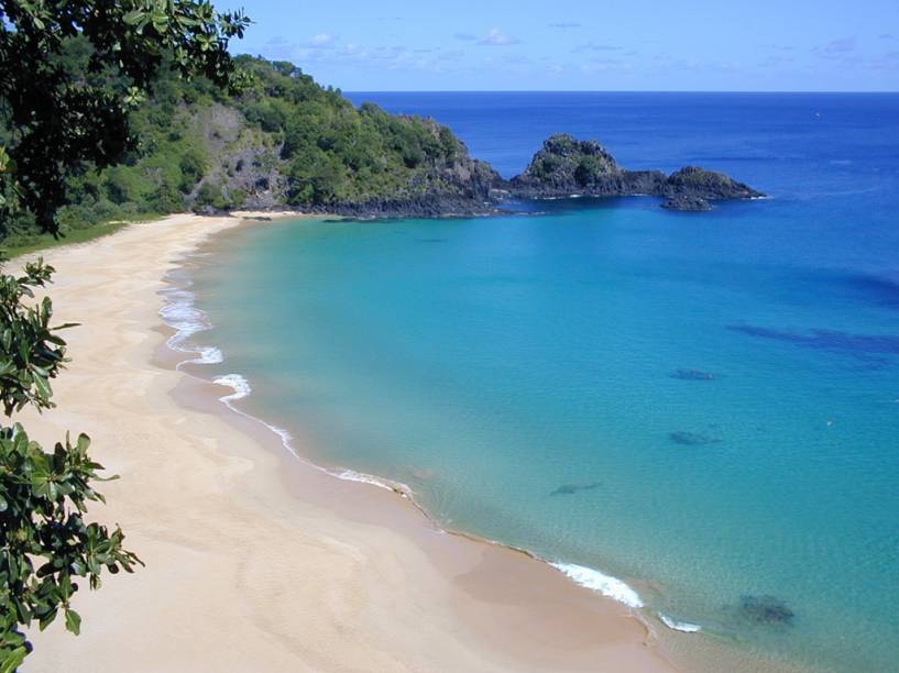 Presença certa em qualquer lista que envolva as praias mais bonitas do Brasil. A Praia da Baía do Sancho, em Fernando de Noronha (PE), tem uma faixa de areia que divide as águas cristalinas de diferentes tonalidades de falésias, recobertas pela vegetação. É um dos melhores pontos de mergulho do país, com excelente visibilidade e bancos de corais repletos de vida marinha