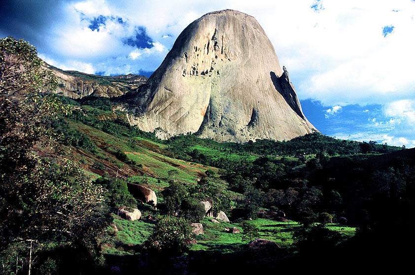 <strong>4. <a href="https://preprod.viagemeturismo.abril.com.br/atracao/parque-estadual-da-pedra-azul/" target="_blank">Pedra Azul</a> (3 dias) </strong>Refúgio de inverno de casais e famílias capixabas, atrai também ecoturistas ao <a href="https://viajeaqui.abril.com.br/estabelecimentos/br-es-pedra-azul-atracao-parque-estadual-da-pedra-azul">Parque Estadual da Pedra Azul</a>. As lojas de orgânicos rendem boas compras.