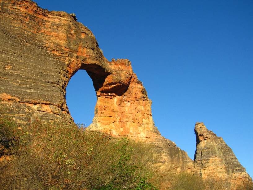 <strong><a href="https://www.icmbio.gov.br/portal/visitacao1/unidades-abertas-a-visitacao/199-parque-nacional-da-serra-da-capivara" target="_blank" rel="noopener">Parque Nacional da Serra da Capivara</a>, Piauí, Brasil:</strong> É um dos mais belos parques nacionais do país, tombado como Patrimônio Cultural da Humanidade pela Unesco. Por aqui, fica a maior concentração de sítios arqueológicos do mundo, sendo a Pedra Furada o seu grande cartão-postal <em><a href="https://www.booking.com/searchresults.pt-br.html?aid=332455&sid=b6bf542626b1a2c7a9951e44506f270a&sb=1&src=searchresults&src_elem=sb&error_url=https%3A%2F%2Fwww.booking.com%2Fsearchresults.pt-br.html%3Faid%3D332455%3Bsid%3Db6bf542626b1a2c7a9951e44506f270a%3Btmpl%3Dsearchresults%3Bac_click_type%3Dg%3Bclass_interval%3D1%3Bdtdisc%3D0%3Bfrom_sf%3D1%3Bgroup_adults%3D2%3Bgroup_children%3D0%3Binac%3D0%3Bindex_postcard%3D0%3Blabel_click%3Dundef%3Bno_rooms%3D1%3Boffset%3D0%3Bplace_id%3DChIJi9D2osOfgqoRpdIxt4MNGec%3Bplace_id_lat%3D-38.6445019%3Bplace_id_lon%3D143.0607731%3Bpostcard%3D0%3Braw_dest_type%3Dlandmark%3Broom1%3DA%252CA%3Bsb_price_type%3Dtotal%3Bsearch_selected%3D1%3Bshw_aparth%3D1%3Bslp_r_match%3D0%3Bsrc%3Dsearchresults%3Bsrc_elem%3Dsb%3Bsrpvid%3D8df27f0edb5702da%3Bss%3DParque%2520Nacional%2520de%2520Port%2520Campbell%252C%2520Great%2520Ocean%2520Road%252C%2520Port%2520Campbell%2520VIC%252C%2520Australia%3Bss_all%3D0%3Bss_raw%3DParque%2520Nacional%2520de%2520Port%2520Campbell%3Bssb%3Dempty%3Bsshis%3D0%3Bssne%3DSkaftafell%3Bssne_untouched%3DSkaftafell%3Btop_ufis%3D1%26%3B&ss=Parque+Nacional+da+Serra+da+Capivara+-+R.+Dr.+Lu%C3%ADs+Paix%C3%A3o+-+Milonga%2C+State+of+Piau%C3%AD%2C+Brazil&is_ski_area=&ssne=Parque+Nacional+de+Port+Campbell%2C+Great+Ocean+Road%2C+Port+Campbell+VIC%2C+Australia&ssne_untouched=Parque+Nacional+de+Port+Campbell%2C+Great+Ocean+Road%2C+Port+Campbell+VIC%2C+Australia&checkin_monthday=&checkin_month=&checkin_year=&checkout_monthday=&checkout_month=&checkout_year=&group_adults=2&group_children=0&no_rooms=1&from_sf=1&ss_raw=Parque+Nacional+da+Serra+da+Capivar&ac_position=1&ac_click_type=g&dest_id=ChIJV5QpMA_XeQcRj6j-UetD02M&dest_type=landmark&place_id=ChIJV5QpMA_XeQcRj6j-UetD02M&place_id_lat=-8.6952778&place_id_lon=-42.5862674&place_types=tourist_attraction%2Cpark%2Cpoint_of_interest%2Cestablishment&search_pageview_id=8df27f0edb5702da&search_selected=true" target="_blank" rel="noopener">Veja preços de hotéis próximos ao Parque Nacional da Serra da Capivara no Booking.com</a></em>