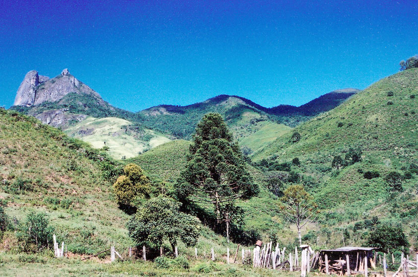 Em Visconde de Mauá durante o dia o principal programa são as caminhadas para curtir a natureza local. À noite é hora de desfrutar a boa gastronomia e relaxar em algum dos confortáveis hotéis da região. <a href="https://www.booking.com/searchresults.pt-br.html?aid=332455&lang=pt-br&sid=eedbe6de09e709d664615ac6f1b39a5d&sb=1&src=searchresults&src_elem=sb&error_url=https%3A%2F%2Fwww.booking.com%2Fsearchresults.pt-br.html%3Faid%3D332455%3Bsid%3Deedbe6de09e709d664615ac6f1b39a5d%3Bcity%3D-675791%3Bclass_interval%3D1%3Bdest_id%3D-677399%3Bdest_type%3Dcity%3Bdtdisc%3D0%3Bfrom_sf%3D1%3Bgroup_adults%3D2%3Bgroup_children%3D0%3Binac%3D0%3Bindex_postcard%3D0%3Blabel_click%3Dundef%3Bno_rooms%3D1%3Boffset%3D0%3Bpostcard%3D0%3Braw_dest_type%3Dcity%3Broom1%3DA%252CA%3Bsb_price_type%3Dtotal%3Bsearch_selected%3D1%3Bsrc%3Dsearchresults%3Bsrc_elem%3Dsb%3Bss%3DUbatuba%252C%2520%25E2%2580%258BS%25C3%25A3o%2520Paulo%252C%2520%25E2%2580%258BBrasil%3Bss_all%3D0%3Bss_raw%3DUbatuba%3Bssb%3Dempty%3Bsshis%3D0%3Bssne_untouched%3DTeres%25C3%25B3polis%26%3B&ss=Visconde+de+Mau%C3%A1%2C+%E2%80%8BRio+de+Janeiro%2C+%E2%80%8BBrasil&ssne=Ubatuba&ssne_untouched=Ubatuba&city=-677399&checkin_monthday=&checkin_month=&checkin_year=&checkout_monthday=&checkout_month=&checkout_year=&no_rooms=1&group_adults=2&group_children=0&highlighted_hotels=&from_sf=1&ss_raw=Visconde+de+Mau%C3%A1&ac_position=0&ac_langcode=xb&dest_id=-654655&dest_type=city&search_pageview_id=88c1735743400072&search_selected=true&search_pageview_id=88c1735743400072&ac_suggestion_list_length=5&ac_suggestion_theme_list_length=0" target="_blank" rel="noopener"><em>Busque hospedagens em Visconde de Mauá </em></a>