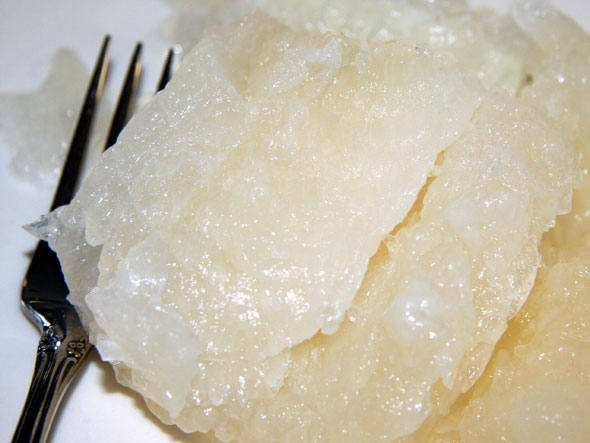 Peixe, água e soda cáustica são os principais ingredientes do Lutefisk, prato típico da Noruega e países nórdicos. Para não matar quem o consome, esse peixe tem um longo processo de preparo, que inclui vários dias de submersão em água fria, depois, em soda cáustica, e, por fim, em água novamente. O animal mais comum nesse prato é o tipo de peixe usado para fazer bacalhau, que, no final do processo, fica com uma consistência gelatinosa. Geralmente, ele é servido com toucinho, legumes verdes, batatas, molhos, manteiga ou queijo de cabra.