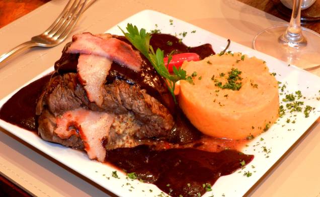 <strong>Pelô Bistrô (Salvador):</strong> propondo uma mescla tropical com elementos da gastronomia francesa, o Pelô Bistrô preparou um cardápio completo para todos os apaixonados de Salvador. Por R$ 89, é possível provar o coquetel “Amar é lindo” e espetinhos de camarão com maionese de gengibre e limão como entrada. Há também duas opções de prato principal: salmão na chapa com molho de tamarindo ou um medalhão de filé mignon recheado com bacon e mostarda em grão, molho pardo de açaí (foto). Como sobremesa, o restaurante servirá uma torta de chocolate com sorvete de gengibre e mel.<br /> <br /> <strong>Onde:</strong> Rua das Portas do Carmo, 6, Pelourinho, Salvador/BA <strong>Horário de funcionamento:</strong> das 11h30 às 22h30 <strong>Telefone:</strong> (71) 3266-8550 <strong>Pelô Bistrô (Salvador):</strong> propondo uma mescla tropical com elementos da gastronomia francesa, o Pelô Bistrô preparou um cardápio completo para todos os apaixonados de Salvador. Por R$ 89, é possível provar o coquetel “Amar é lindo” e espetinhos de camarão com maionese de gengibre e limão como entrada. Há também duas opções de prato principal: salmão na chapa com molho de tamarindo ou um medalhão de filé mignon recheado com bacon e mostarda em grão, molho pardo de açaí (foto). Como sobremesa, o restaurante servirá uma torta de chocolate com sorvete de gengibre e mel.<br /> <br /> <strong>Onde:</strong> Rua das Portas do Carmo, 6, Pelourinho, Salvador/BA <strong>Horário de funcionamento:</strong> das 11h30 às 22h30 <strong>Telefone:</strong> (71) 3266-8550