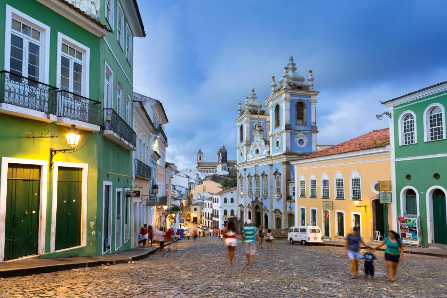 <strong>Centro Histórico de Salvador, Bahia</strong> Os prédios coloridos do centro histórico da primeira capital do Brasil foram tombados como Patrimônio Cultural da Humanidade em 1985, por serem célebres representantes da arquitetura renascentista. Outro critério para o tombamento, segundo a Unesco, foi a importância histórica da cidade como um ponto de conversão entre as culturas dos europeus, dos africanos e dos indígenas brasileiros, o que evidencia a história de exploração por parte dos brancos sobre as outras sociedades. Esse critério também foi usado para tombar outras cidades marcadas por histórias de exploração, como Havana e Cartagena.   <a href="https://www.booking.com/searchresults.pt-br.html?aid=332455&sid=605c56653290b80351df808102ac423d&sb=1&src=index&src_elem=sb&error_url=https%3A%2F%2Fwww.booking.com%2Findex.pt-br.html%3Faid%3D332455%3Bsid%3D605c56653290b80351df808102ac423d%3Bsb_price_type%3Dtotal%26%3B&ss=Salvador%2C+Bahia%2C+Brasil&checkin_monthday=&checkin_month=&checkin_year=&checkout_monthday=&checkout_month=&checkout_year=&no_rooms=1&group_adults=2&group_children=0&b_h4u_keep_filters=&from_sf=1&search_pageview_id=e05f807d1d97012b&ac_suggestion_list_length=5&ac_suggestion_theme_list_length=0&ac_position=0&ac_langcode=xb&dest_id=-667833&dest_type=city&iata=SSA&place_id_lat=-12.974986&place_id_lon=-38.51209&search_pageview_id=e05f807d1d97012b&search_selected=true&ss_raw=Salvador" target="_blank" rel="noopener"><em>Busque hospedagens em Salvador</em></a>