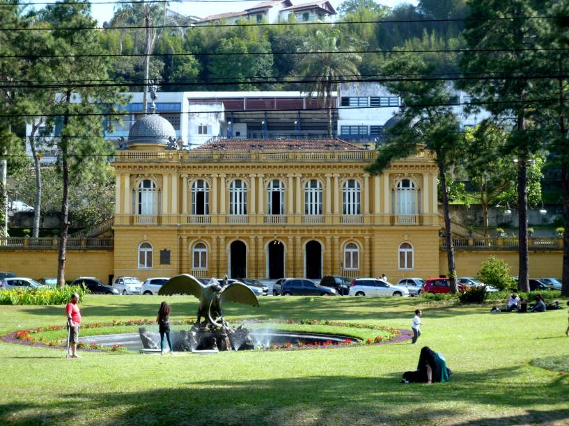 Friozinha em grande parte do ano, Petrópolis era um refúgio da família real do calor e dos piolhos do Rio de Janeiro; e hoje é refúgio de quem também não consegue lidar com o verão na Cidade Maravilhosa 