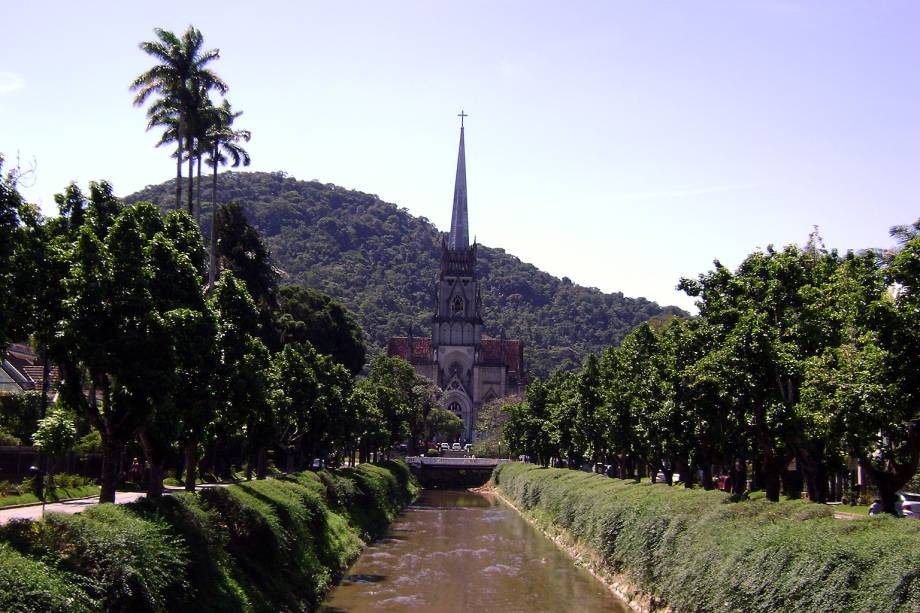 <strong>Petrópolis (RJ)  </strong> Fundada pela Família Real Portuguesa na época de Dom Pedro II para que a corte escapasse do calor do Rio de Janeiro, Petrópolis tem belos Palácios e clima ameno no meio da Serra Fluminense. As pousadas charmosas e restaurantes intimistas são cenário ideal para uma viagem romântica – 10 delas receberam o selo de charme do Guia Quatro Rodas. A <a href="https://www.booking.com/hotel/br/pousada-tankamana.pt-br.html?aid=332455;sid=14fcbdfa23db223e04a3ec34ecada6b2;checkin=2017-10-09;checkout=2017-10-11;dest_id=-647584;dest_type=city;dist=0;group_adults=2;hapos=1;hpos=1;room1=A%2CA;sb_price_type=total;soh=1;soldout=0%2C0;srepoch=1507585345;srfid=6fbbd6a58c6412ad8bbac8b8f2f6dd2645064d23X1;srpvid=093698a0e3e50122;type=total;ucfs=1�_availability_msg" target="_blank" rel="noopener">Pousada Tankamana</a> é uma das melhores da região. Está localizada em terreno isolado, no meio das montanhas, com casas de madeira e pedra, lareira e ofurô ou hidromassagem. Ah, o café da manhã é servido a qualquer hora do dia! Se o casal gostar de se aventurar pelo mato, o <strong>Parque Nacional da Serra dos Órgãos</strong> é bem perto, com trilhas, cachoeiras, poços e pontos para prática de rapel e cascading. <a href="https://www.booking.com/searchresults.pt-br.html?aid=332455&lang=pt-br&sid=eedbe6de09e709d664615ac6f1b39a5d&sb=1&src=index&src_elem=sb&error_url=https%3A%2F%2Fwww.booking.com%2Findex.pt-br.html%3Faid%3D332455%3Bsid%3Deedbe6de09e709d664615ac6f1b39a5d%3Bsb_price_type%3Dtotal%26%3B&ss=Petr%C3%B3polis%2C+Rio+de+Janeiro%2C+Brasil&checkin_monthday=&checkin_month=&checkin_year=&checkout_monthday=&checkout_month=&checkout_year=&no_rooms=1&group_adults=2&group_children=0&from_sf=1&search_pageview_id=e4dc7247ea43012b&ac_suggestion_list_length=5&ac_suggestion_theme_list_length=0&ac_position=0&ac_langcode=xb&dest_id=-661457&dest_type=city&search_pageview_id=e4dc7247ea43012b&search_selected=true&ss_raw=Petr%C3%B3polis" target="_blank" rel="noopener"><em>Busque hospedagens em Petrópolis</em></a>