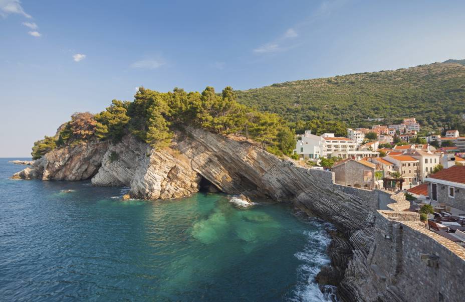 <strong>Petrovac, Budva, Montenegro</strong>        Antiga vila de pescadores, a ilha tem trechos bem tranquilos, ideal para famílias. Por aqui, a paisagem é marcada por bosques e colinas ao seu redor. A região também inclui pequenos cafés e restaurantes que valem a visita        <em><a href="https://www.booking.com/city/me/budva.pt-br.html?sid=5b28d827ef00573fdd3b49a282e323ef;dcid=4aid=332455&label=viagemabril-as-mais-belas-praias-do-mediterraneo" rel="Veja preços de hotéis em Budva no Booking.com" target="_blank">Veja preços de hotéis em Budva no Booking.com</a></em>