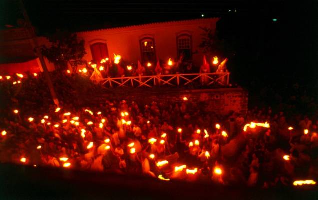 Turistas e moradores carregam tochas durante a Procissão do Fogaréu, na celebração da Semana Santa em <a href="https://www.booking.com/searchresults.pt-br.html?aid=332455&sid=14fcbdfa23db223e04a3ec34ecada6b2&sb=1&src=index&src_elem=sb&error_url=https%3A%2F%2Fwww.booking.com%2Findex.pt-br.html%3Faid%3D332455%3Bsid%3D14fcbdfa23db223e04a3ec34ecada6b2%3Bsb_price_type%3Dtotal%26%3B&ac_selected=1&nflt=&ss=goi%C3%A1s&checkin_monthday=&checkin_month=&checkin_year=&checkout_monthday=&checkout_month=&checkout_year=&group_adults=2&group_children=0&no_rooms=1&from_sf=1" target="_blank" rel="noopener">Goiás (GO)</a>; à meia-noite de quarta para quinta-feira, as luzes públicas da cidade se apagam e a procissão percorre rapidamente as principais ruas do centro histórico Turistas e moradores carregam tochas durante a Procissão do Fogaréu, na celebração da Semana Santa em <a href="https://www.booking.com/searchresults.pt-br.html?aid=332455&sid=14fcbdfa23db223e04a3ec34ecada6b2&sb=1&src=index&src_elem=sb&error_url=https%3A%2F%2Fwww.booking.com%2Findex.pt-br.html%3Faid%3D332455%3Bsid%3D14fcbdfa23db223e04a3ec34ecada6b2%3Bsb_price_type%3Dtotal%26%3B&ac_selected=1&nflt=&ss=goi%C3%A1s&checkin_monthday=&checkin_month=&checkin_year=&checkout_monthday=&checkout_month=&checkout_year=&group_adults=2&group_children=0&no_rooms=1&from_sf=1" target="_blank" rel="noopener">Goiás (GO)</a>; à meia-noite de quarta para quinta-feira, as luzes públicas da cidade se apagam e a procissão percorre rapidamente as principais ruas do centro histórico
