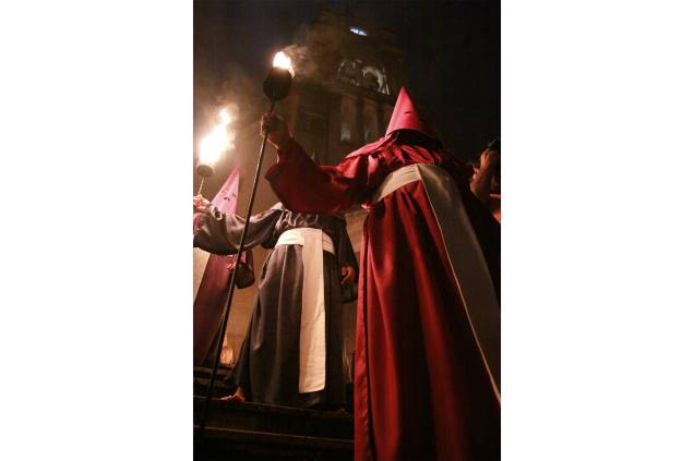 Farricocos em frente à Igreja do Rosário na cidade de Goiás (GO), local que representa a Última Ceia, na Procissão do Fogaréu durante a Semana Santa Farricocos em frente à Igreja do Rosário na cidade de Goiás (GO), local que representa a Última Ceia, na Procissão do Fogaréu durante a Semana Santa