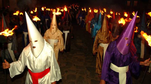 A Procissão do Fogaréu é o principal evento da Semana Santa de <a href="https://www.booking.com/searchresults.pt-br.html?aid=332455&sid=14fcbdfa23db223e04a3ec34ecada6b2&sb=1&src=index&src_elem=sb&error_url=https%3A%2F%2Fwww.booking.com%2Findex.pt-br.html%3Faid%3D332455%3Bsid%3D14fcbdfa23db223e04a3ec34ecada6b2%3Bsb_price_type%3Dtotal%26%3B&ac_selected=1&nflt=&ss=goi%C3%A1s&checkin_monthday=&checkin_month=&checkin_year=&checkout_monthday=&checkout_month=&checkout_year=&group_adults=2&group_children=0&no_rooms=1&from_sf=1" target="_blank" rel="noopener">Goiás (GO)</a>, antiga capital do estado, e atrai milhares de pessoas que lotam as ruas da cidade A Procissão do Fogaréu é o principal evento da Semana Santa de <a href="https://www.booking.com/searchresults.pt-br.html?aid=332455&sid=14fcbdfa23db223e04a3ec34ecada6b2&sb=1&src=index&src_elem=sb&error_url=https%3A%2F%2Fwww.booking.com%2Findex.pt-br.html%3Faid%3D332455%3Bsid%3D14fcbdfa23db223e04a3ec34ecada6b2%3Bsb_price_type%3Dtotal%26%3B&ac_selected=1&nflt=&ss=goi%C3%A1s&checkin_monthday=&checkin_month=&checkin_year=&checkout_monthday=&checkout_month=&checkout_year=&group_adults=2&group_children=0&no_rooms=1&from_sf=1" target="_blank" rel="noopener">Goiás (GO)</a>, antiga capital do estado, e atrai milhares de pessoas que lotam as ruas da cidade