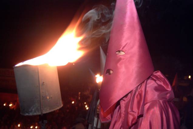 Encapuzados e vestidos com túnicas de cores vibrantes, os farricocos representam os soldados romanos que prenderam Jesus Cristo na Procissão do Fogaréu, durante a Semana Santa em <a href="https://preprod.viagemeturismo.abril.com.br/cidades/goias/" target="_blank">Goiás (GO)</a> Encapuzados e vestidos com túnicas de cores vibrantes, os farricocos representam os soldados romanos que prenderam Jesus Cristo na Procissão do Fogaréu, durante a Semana Santa em <a href="https://preprod.viagemeturismo.abril.com.br/cidades/goias/" target="_blank">Goiás (GO)</a>