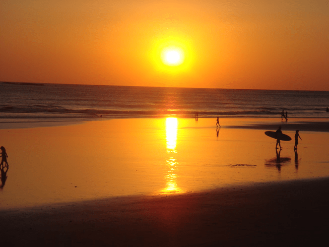 O atardecer dourado da praia <strong>Tamarindo</strong>, na <strong>costa do Pacífico</strong>, é bem acompanhado de bons drinks com o pé na areia. Alguns dos hoteis dessa praia ficam nas colinas e oferecem vistas excelentes do oceano e da vegetação do entorno.