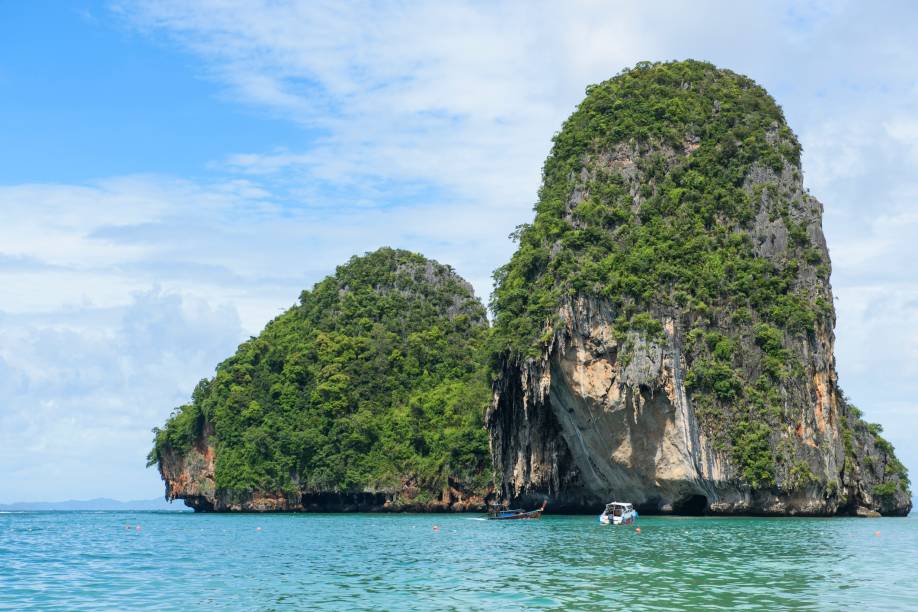 <strong>Phra Nang Beach, Krabi, <a href="https://viajeaqui.abril.com.br/paises/tailandia" rel="Tailândia" target="_self">Tailândia</a></strong>    O mar calmo e de águas cristalinas convidam o visitante a fazer passeios de barco. Em seu entorno, há enseadas e penhascos cobertos por vegetação. Do alto de seus rochedos, é possível ter uma visão privilegiada do local    <em><a href="https://www.booking.com/region/th/krabi.pt-br.html?aid=332455&label=viagemabril-praias-da-malasia-tailandia-indonesia-e-filipinas" rel="Veja preços de hotéis em Krabi no Booking.com" target="_blank">Veja preços de hotéis em Krabi no Booking.com</a></em>