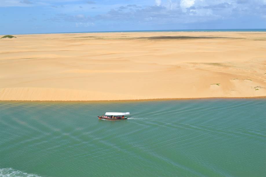 No extremo sul do litoral alagoano, a <a href="https://viajeaqui.abril.com.br/estabelecimentos/br-al-penedo-atracao-do-peba">praia do Peba</a> fica em Piaçabuçu, em uma área de proteção ambiental – o que a torna ainda mais especial: ali é lugar de desova de tartarugas marinhas. As dunas dominam a paisagem por 22 quilômetros, até a foz do Rio São Francisco. Para chegar lá, é preciso contratar um bugue autorizado no Pontal do Peba