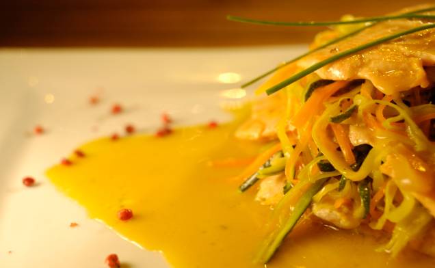 <strong>Cantina Piacenza (Belo Horizonte): </strong>com um cardápio repleto de massas, a Cantina Picenza, na capital mineira, fez um menu completo, com pratos exclusivos para a data (R$ 95 por pessoa).<br /> <br /> As opções de entrada são uma baccallà mantecato com trilogia de polentas, creme de baroa trufado e uma lasanha de camarões, alho-poró e tomates confitados ao pesto de azeitonas pretas.<br /> <br /> Como prato principal, é possível provar um escalope de filé com risoto de cogumelos, mil folhas de salmão com filamentos de legumes ao molho de laranja com gengibre (foto) ou caramelli de queijos e amêndoas na manteiga de sálvia. Já como sobremesa, o restaurante servirá um sorvete de paçoca com hortelã e calda de chocolate meio amargo ou uma sopa de morangos com hortelã e emulsão de chocolate branco.<br /> <br /> <strong>Onde:</strong> Rua Aimorés, 2422, Lourdes, Belo Horizonte/MG <strong>Horário de funcionamento:</strong> das 11h30h às 15h e também das 19h às 20h ou das 22h às 22h30 <strong>Telefone:</strong> (31) 2515-6092 <strong>Cantina Piacenza (Belo Horizonte): </strong>com um cardápio repleto de massas, a Cantina Picenza, na capital mineira, fez um menu completo, com pratos exclusivos para a data (R$ 95 por pessoa).<br /> <br /> As opções de entrada são uma baccallà mantecato com trilogia de polentas, creme de baroa trufado e uma lasanha de camarões, alho-poró e tomates confitados ao pesto de azeitonas pretas.<br /> <br /> Como prato principal, é possível provar um escalope de filé com risoto de cogumelos, mil folhas de salmão com filamentos de legumes ao molho de laranja com gengibre (foto) ou caramelli de queijos e amêndoas na manteiga de sálvia. Já como sobremesa, o restaurante servirá um sorvete de paçoca com hortelã e calda de chocolate meio amargo ou uma sopa de morangos com hortelã e emulsão de chocolate branco.<br /> <br /> <strong>Onde:</strong> Rua Aimorés, 2422, Lourdes, Belo Horizonte/MG <strong>Horário de funcionamento:</strong> das 11h30h às 15h e também das 19h às 20h ou das 22h às 22h30 <strong>Telefone:</strong> (31) 2515-6092