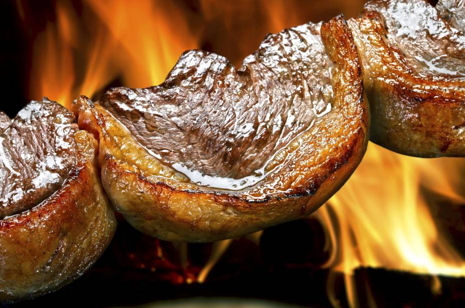 <strong>Churrasco </strong>Não há churrasco igual ao feito no <a href="https://viajeaqui.abril.com.br/estados/br-rio-grande-do-sul" target="_blank" rel="noopener">Rio Grande do Sul</a> – pelo menos segundo os gaúchos. Os mais tradicionalistas abominam rodízio (ou espeto corrido) e torcem o nariz para bufê de salada. Para eles, a farinha de mandioca é a melhor companhia para a carne. Também não têm interesse pelo filé-mignon - suas preferências são a costela e a picanha.Muitas churrascarias de <a href="https://viajeaqui.abril.com.br/cidades/br-rs-porto-alegre" target="_blank" rel="noopener">Porto Alegre</a> servem, à la carte, carnes de boi, porco, carneiro e galeto no espeto, temperadas só com sal grosso, que impede o ressecamento e garante sabor e maciez. <strong>Quem prepara:</strong> <a href="https://www.churrascariabarranco.com.br/#openModal" target="_blank" rel="noopener">Barranco</a>, <a href="https://www.fazendabarbanegra.com.br/" target="_blank" rel="noopener">Fazenda Barbanegra</a>, <a href="https://www.churrascariaportoalegrense.com.br/" target="_blank" rel="noopener">Portoalegrense</a> e <a href="https://restaurantesantoantonio.com.br" target="_blank" rel="noopener">Santo Antônio</a>, em <a href="https://viajeaqui.abril.com.br/cidades/br-rs-porto-alegre" target="_blank" rel="noopener">Porto Alegre (RS)</a>