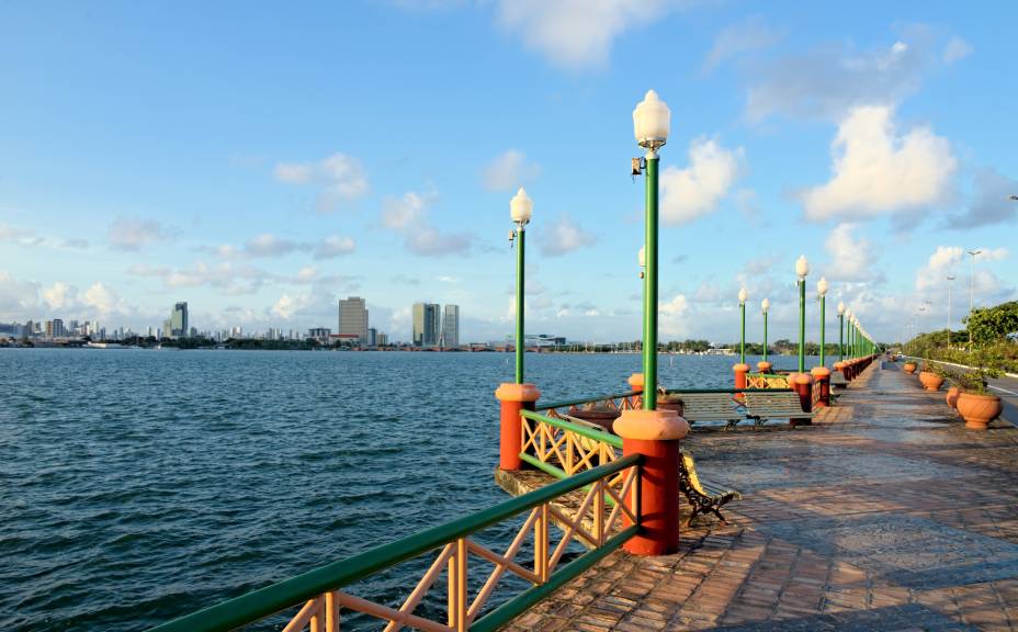 Em <strong><a href="https://viajeaqui.abril.com.br/cidades/br-pe-recife" rel="Recife" target="_self">Recife</a></strong>, o <strong>Cais José Estelita</strong> liga os bairros de Cabanga e São José - e foi alvo de polêmicas graças ao projeto Novo Recife, que prevê a contrução de prédios em um dos mais emblemáticos cartões-postais da cidade. Manifestações populares e o movimento Ocupe Estelita protestam contra o andamento do projeto