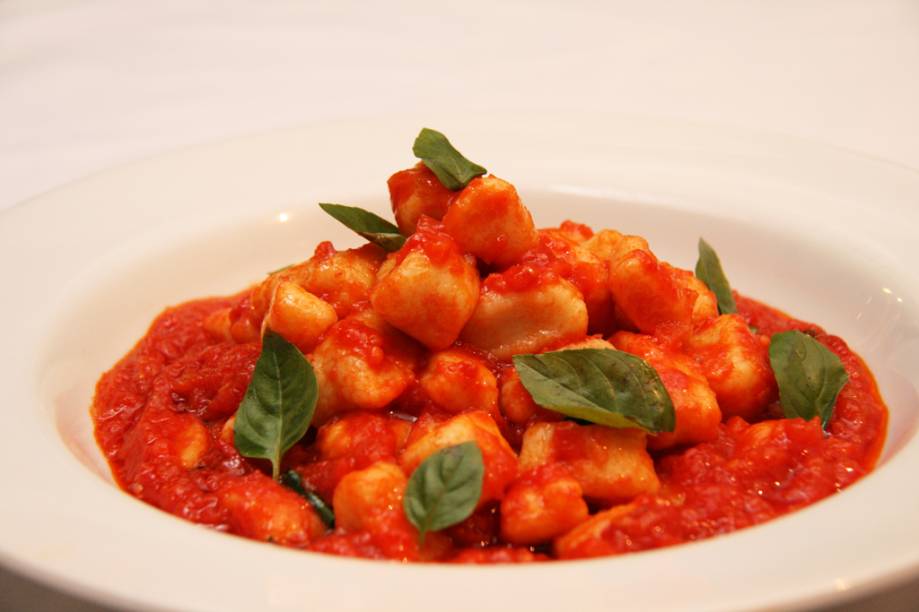 Um dos pratos principais do jantar do <a href="https://viajeaqui.abril.com.br/estabelecimentos/br-ba-salvador-restaurante-piola" rel="Piola"><strong>Piola</strong></a> é o Gnocchi Pompei, com molho de tomate e manjericão, servido na <strong>Salvador Restaurant Week</strong>