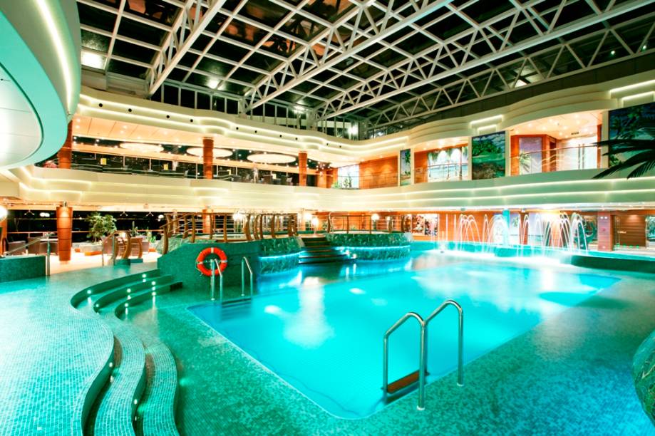 Piscina coberta do MSC Fantasia