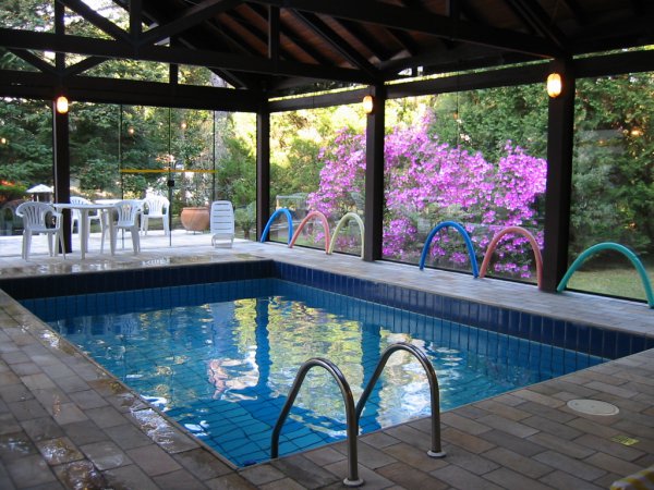 Piscina coberta e aquecida da pousada Le Château, em Gramado, Rio Grande do Sul