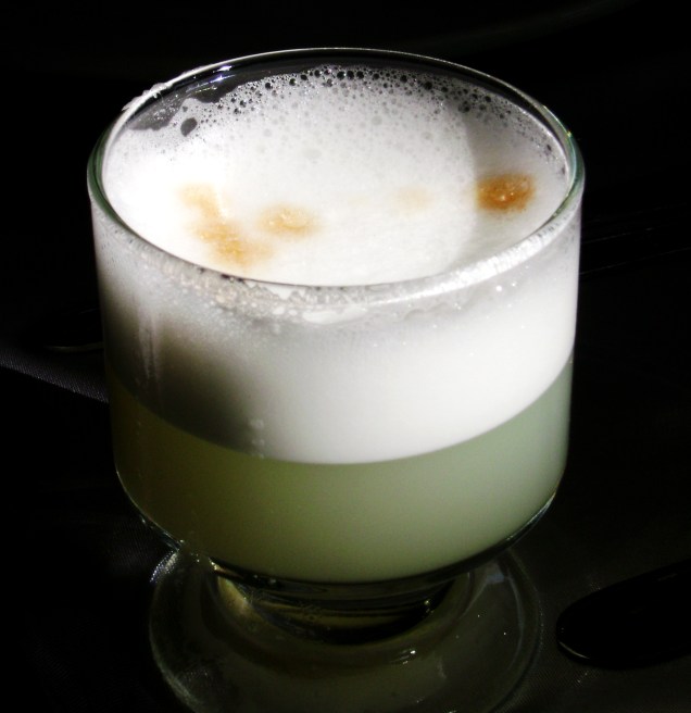 <strong>10. Pisco Sour – <a href="https://viajeaqui.abril.com.br/paises/peru" rel="Peru" target="_blank">Peru</a> e <a href="https://viajeaqui.abril.com.br/paises/chile" rel="Chile" target="_blank">Chile</a> </strong>                    O Pisco é um destilado de uva que se produz tanto no Peru quanto no Chile. Em ambos países ele é largamente consumido puro, com coca-cola e no coquetel Pisco Sour. Preparado com pisco, limão, açúcar e clara de ovo (que forma essa espuminha simpática em cima), é inspirado no Uísque Sour e se tornou a bebida nacional das duas nações. No Peru, o drink tem até um dia oficial! O primeiro sábado do mês de fevereiro é dia de beber pisco sour pelos bares de <a href="https://viajeaqui.abril.com.br/cidades/peru-lima" rel="Lima" target="_blank">Lima</a>, <a href="https://viajeaqui.abril.com.br/cidades/peru-cusco" rel="Cusco" target="_blank">Cusco</a>, Arequipa e outras cidades peruanas – nada impede que você celebre essa data especial em qualquer país que esteja ;)                    <strong>Experimente em casa:</strong> em uma coqueteleira com gelo, bata 120ml de pisco, 30ml de limão, 30ml de xarope de açúcar (feito com 1 parte de água e 1 parte de açúcar, aquecido até levantar fervura) e 1 clara de ovo. A clara pode ser substituída por 1 colher de sopa de albumina, que nada mais é que clara de ovo em pó. Bata vigorosamente por mais de um minuto (para formar a espuminha!), sirva em um copo baixo (<em>old fashioned</em>) com gelo e pingue duas ou três gotas de Angostura (bitter).