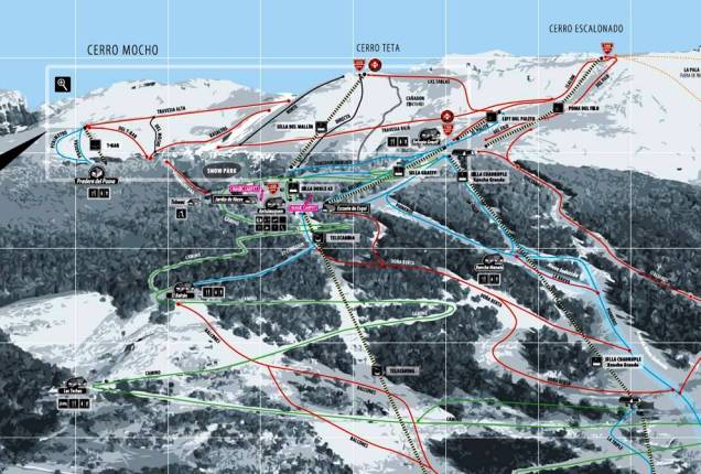 <strong>Tipos de pista</strong> Todo resort de esqui possui um mapa de pistas e trilhas, que indica não só o grau de dificuldade de cada uma, mas também como chegar ao seu início, utilizando os distintos modos de elevação. Não há uma regra internacional unificada para marcar os diferentes níveis das pistas, mas aqui na América do Sul há uma tendência a seguir o padrão europeu, marcado por cores: • Verdes (iniciantes) – são largas, com superfícies lisas e muito pouco inclinadas. Aqui você aprende as técnicas básicas e se acostuma com os equipamentos.<br /> • Azul (iniciantes) – um pouco mais inclinadas e estreitas, são o passo natural para quem aprendeu a fazer curvas e fazer paradas.<br /> • Vermelha (intermediária) – com uma inclinação máxima em torno dos 40% (para cada metro horizontal, há um desnível máximo de 40 centímetros), já oferece mais velocidade e exige mais técnica do praticante. Aqui a neve geralmente é preparada por grandes tratores, tornando a superfície mais uniforme.<br /> • Preta (experts) – grandes inclinações, falta de nivelamento e muita velocidade. Os desafios são maiores, assim como o nível de adrenalina.<br /> Amarelo (não demarcadas) – são rotas não controladas, com neve não preparada e pouca sinalização <strong>Tipos de pista</strong> Todo resort de esqui possui um mapa de pistas e trilhas, que indica não só o grau de dificuldade de cada uma, mas também como chegar ao seu início, utilizando os distintos modos de elevação. Não há uma regra internacional unificada para marcar os diferentes níveis das pistas, mas aqui na América do Sul há uma tendência a seguir o padrão europeu, marcado por cores: • Verdes (iniciantes) – são largas, com superfícies lisas e muito pouco inclinadas. Aqui você aprende as técnicas básicas e se acostuma com os equipamentos.<br /> • Azul (iniciantes) – um pouco mais inclinadas e estreitas, são o passo natural para quem aprendeu a fazer curvas e fazer paradas.<br /> • Vermelha (intermediária) – com uma inclinação máxima em torno dos 40% (para cada metro horizontal, há um desnível máximo de 40 centímetros), já oferece mais velocidade e exige mais técnica do praticante. Aqui a neve geralmente é preparada por grandes tratores, tornando a superfície mais uniforme.<br /> • Preta (experts) – grandes inclinações, falta de nivelamento e muita velocidade. Os desafios são maiores, assim como o nível de adrenalina.<br /> Amarelo (não demarcadas) – são rotas não controladas, com neve não preparada e pouca sinalização