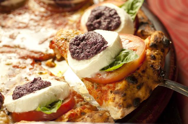 A pizzaria <a href="https://www.oficinadepizzas.com.br/" rel="Bráz" target="_blank">Bráz</a> (a filial de Moema) também tem o sabor caprese em seu cardápio A pizzaria <a href="https://www.oficinadepizzas.com.br/" rel="Bráz" target="_blank">Bráz</a> (a filial de Moema) também tem o sabor caprese em seu cardápio
