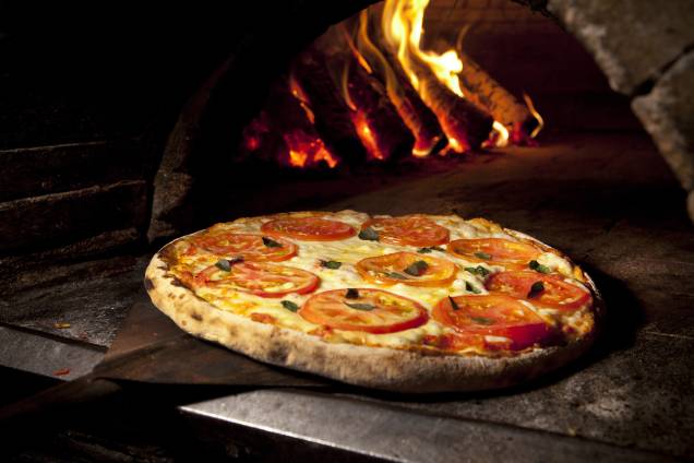 Pizza de margherita da pizzaria <a href="https://www.leonapizzabar.com.br/" rel="Leona" target="_blank">Leona</a>, em São Paulo Pizza de margherita da pizzaria <a href="https://www.leonapizzabar.com.br/" rel="Leona" target="_blank">Leona</a>, em São Paulo