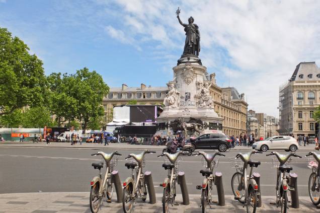 <strong>Place de la République – <a href="https://viajeaqui.abril.com.br/cidades/franca-paris" target="_blank" rel="noopener">Paris </a>– <a href="https://preprod.viagemeturismo.abril.com.br/paises/franca-2/" target="_blank" rel="noopener">França </a></strong> A praça marca o entroncamento de diversas avenidas essenciais da Cidade Luz e um dos principais palcos de manifestações populares, sejam elas culturais ou políticas. A praça é acessível apenas a pedestres e ciclistas. Antigamente era chamada de Place du Château-d’Eau, mas mudou de nome em homenagem à terceira república francesa em 1879. Ela ocupa hoje um espaço onde havia uma porta de saída da cidade de Paris desde o século 12, que ficava em frente à sede da Ordem dos Cavaleiros Templários, mas foi demolida por Napoleão. A Rue du Temple, ali do lado, existe até hoje e é uma das mais velhas da capital francesa <a href="https://www.booking.com/searchresults.pt-br.html?aid=332455&sid=d98f25c4d6d5f89238aebe98e11a09ba&sb=1&src=searchresults&src_elem=sb&error_url=https%3A%2F%2Fwww.booking.com%2Fsearchresults.pt-br.html%3Faid%3D332455%3Bsid%3Dd98f25c4d6d5f89238aebe98e11a09ba%3Btmpl%3Dsearchresults%3Bac_click_type%3Db%3Bac_position%3D0%3Bcity%3D20088325%3Bclass_interval%3D1%3Bdest_id%3D-2960561%3Bdest_type%3Dcity%3Bdtdisc%3D0%3Bfrom_sf%3D1%3Bgroup_adults%3D2%3Bgroup_children%3D0%3Biata%3DMOW%3Binac%3D0%3Bindex_postcard%3D0%3Blabel_click%3Dundef%3Bno_rooms%3D1%3Boffset%3D0%3Bpostcard%3D0%3Braw_dest_type%3Dcity%3Broom1%3DA%252CA%3Bsb_price_type%3Dtotal%3Bsearch_selected%3D1%3Bshw_aparth%3D1%3Bslp_r_match%3D0%3Bsrc%3Dsearchresults%3Bsrc_elem%3Dsb%3Bsrpvid%3D8b057a86f24c02d6%3Bss%3DMoscou%252C%2520R%25C3%25BAssia%3Bss_all%3D0%3Bss_raw%3Dmoscou%3Bssb%3Dempty%3Bsshis%3D0%3Bssne%3DNova%2520York%3Bssne_untouched%3DNova%2520York%26%3B&ss=Paris%2C+%C3%8Ele-de-France%2C+Fran%C3%A7a&is_ski_area=&ssne=Moscou&ssne_untouched=Moscou&city=-2960561&checkin_year=&checkin_month=&checkout_year=&checkout_month=&group_adults=2&group_children=0&no_rooms=1&from_sf=1&ss_raw=paris&ac_position=0&ac_langcode=xb&ac_click_type=b&dest_id=-1456928&dest_type=city&iata=PAR&place_id_lat=48.856682&place_id_lon=2.351476&search_pageview_id=8b057a86f24c02d6&search_selected=true&search_pageview_id=8b057a86f24c02d6&ac_suggestion_list_length=5&ac_suggestion_theme_list_length=0" target="_blank" rel="noopener"><em>Busque hospedagem em Paris</em></a> <strong>Place de la République – <a href="https://viajeaqui.abril.com.br/cidades/franca-paris" target="_blank" rel="noopener">Paris </a>– <a href="https://preprod.viagemeturismo.abril.com.br/paises/franca-2/" target="_blank" rel="noopener">França </a></strong> A praça marca o entroncamento de diversas avenidas essenciais da Cidade Luz e um dos principais palcos de manifestações populares, sejam elas culturais ou políticas. A praça é acessível apenas a pedestres e ciclistas. Antigamente era chamada de Place du Château-d’Eau, mas mudou de nome em homenagem à terceira república francesa em 1879. Ela ocupa hoje um espaço onde havia uma porta de saída da cidade de Paris desde o século 12, que ficava em frente à sede da Ordem dos Cavaleiros Templários, mas foi demolida por Napoleão. A Rue du Temple, ali do lado, existe até hoje e é uma das mais velhas da capital francesa <a href="https://www.booking.com/searchresults.pt-br.html?aid=332455&sid=d98f25c4d6d5f89238aebe98e11a09ba&sb=1&src=searchresults&src_elem=sb&error_url=https%3A%2F%2Fwww.booking.com%2Fsearchresults.pt-br.html%3Faid%3D332455%3Bsid%3Dd98f25c4d6d5f89238aebe98e11a09ba%3Btmpl%3Dsearchresults%3Bac_click_type%3Db%3Bac_position%3D0%3Bcity%3D20088325%3Bclass_interval%3D1%3Bdest_id%3D-2960561%3Bdest_type%3Dcity%3Bdtdisc%3D0%3Bfrom_sf%3D1%3Bgroup_adults%3D2%3Bgroup_children%3D0%3Biata%3DMOW%3Binac%3D0%3Bindex_postcard%3D0%3Blabel_click%3Dundef%3Bno_rooms%3D1%3Boffset%3D0%3Bpostcard%3D0%3Braw_dest_type%3Dcity%3Broom1%3DA%252CA%3Bsb_price_type%3Dtotal%3Bsearch_selected%3D1%3Bshw_aparth%3D1%3Bslp_r_match%3D0%3Bsrc%3Dsearchresults%3Bsrc_elem%3Dsb%3Bsrpvid%3D8b057a86f24c02d6%3Bss%3DMoscou%252C%2520R%25C3%25BAssia%3Bss_all%3D0%3Bss_raw%3Dmoscou%3Bssb%3Dempty%3Bsshis%3D0%3Bssne%3DNova%2520York%3Bssne_untouched%3DNova%2520York%26%3B&ss=Paris%2C+%C3%8Ele-de-France%2C+Fran%C3%A7a&is_ski_area=&ssne=Moscou&ssne_untouched=Moscou&city=-2960561&checkin_year=&checkin_month=&checkout_year=&checkout_month=&group_adults=2&group_children=0&no_rooms=1&from_sf=1&ss_raw=paris&ac_position=0&ac_langcode=xb&ac_click_type=b&dest_id=-1456928&dest_type=city&iata=PAR&place_id_lat=48.856682&place_id_lon=2.351476&search_pageview_id=8b057a86f24c02d6&search_selected=true&search_pageview_id=8b057a86f24c02d6&ac_suggestion_list_length=5&ac_suggestion_theme_list_length=0" target="_blank" rel="noopener"><em>Busque hospedagem em Paris</em></a>