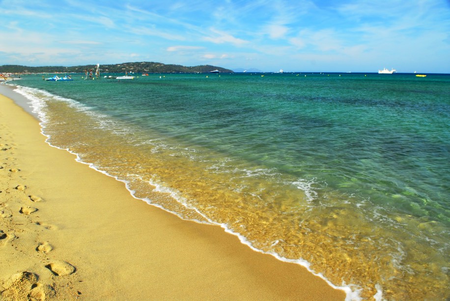 <strong>Plage de Pampelonne, St. Tropez, <a href="https://viajeaqui.abril.com.br/paises/franca" rel="França" target="_self">França</a> </strong>                St. Tropez é um sonho pra qualquer um que se aventure pelas águas do Mediterrâneo. Na região, a Plage de Pampelonne encanta com seus cenários limpíssimos e bem propícios a passeios de barco e pedalinho. Ao redor, há beach clubs pra fazer a festa dos turistas                <em><a href="https://www.booking.com/city/fr/saint-tropez.pt-br.html?sid=5b28d827ef00573fdd3b49a282e323ef;dcid=4aid=332455&label=viagemabril-as-mais-belas-praias-do-mediterraneo" rel="Veja preços de hotéis em Saint-Tropez no Booking.com" target="_blank">Veja preços de hotéis em Saint-Tropez no Booking.com</a></em>