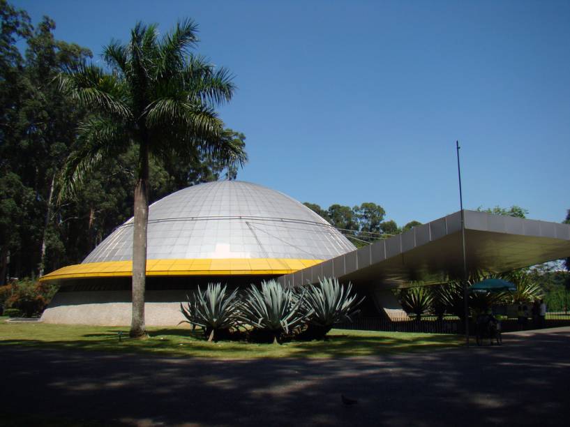 <strong>São Paulo</strong>    <a href="https://viajeaqui.abril.com.br/cidades/br-sp-sao-paulo" rel="São Paulo" target="_blank">São Paulo</a>? Fala sério! O que uma cidade cinza e sem praia pode oferecer a uma criança? Simples: os melhores museus do país. No <a href="https://viajeaqui.abril.com.br/estabelecimentos/br-sp-sao-paulo-atracao-museu-de-arte-de-sao-paulo-masp" rel="Masp" target="_blank">Masp</a>, ela se deliciará com as cores de Van Gogh e Azul e Rosa, de Renoir. Para os que gostam de esportes, há grandes campos e o bem montado <a href="https://viajeaqui.abril.com.br/estabelecimentos/br-sp-sao-paulo-atracao-museu-do-futebol" rel="Museu no Futebol" target="_blank">Museu do Futebol</a>. No <a href="https://viajeaqui.abril.com.br/estabelecimentos/br-sp-sao-paulo-atracao-catavento" rel="Catavento" target="_blank">Catavento</a>, interatividade e recursos audiovisuais são utilizados à exaustão para mostrar de forma muito divertida princípios da ciência e da tecnologia. Mas não é só isso: elas se divertirão com a variedade de restaurantes da cidade, viajarão pelas estrelas do <a href="https://viajeaqui.abril.com.br/estabelecimentos/br-sp-sao-paulo-atracao-planetario-do-ibirapuera" rel="planetário " target="_blank">planetário</a> (foto) do <a href="https://viajeaqui.abril.com.br/estabelecimentos/br-sp-sao-paulo-atracao-parque-do-ibirapuera" rel="Parque do Ibirapuera" target="_blank">Parque do Ibirapuera</a>, para as profundezas de rios e mares no <a href="https://viajeaqui.abril.com.br/estabelecimentos/br-sp-sao-paulo-atracao-aquario-de-sao-paulo" rel="Aquário São Paulo " target="_blank">Aquário São Paulo</a> e poderão ver o local onde Dom Pedro I deu o grito da <a href="https://viajeaqui.abril.com.br/estabelecimentos/br-sp-sao-paulo-atracao-museu-paulista-do-ipiranga" rel="independência" target="_blank">independência</a>