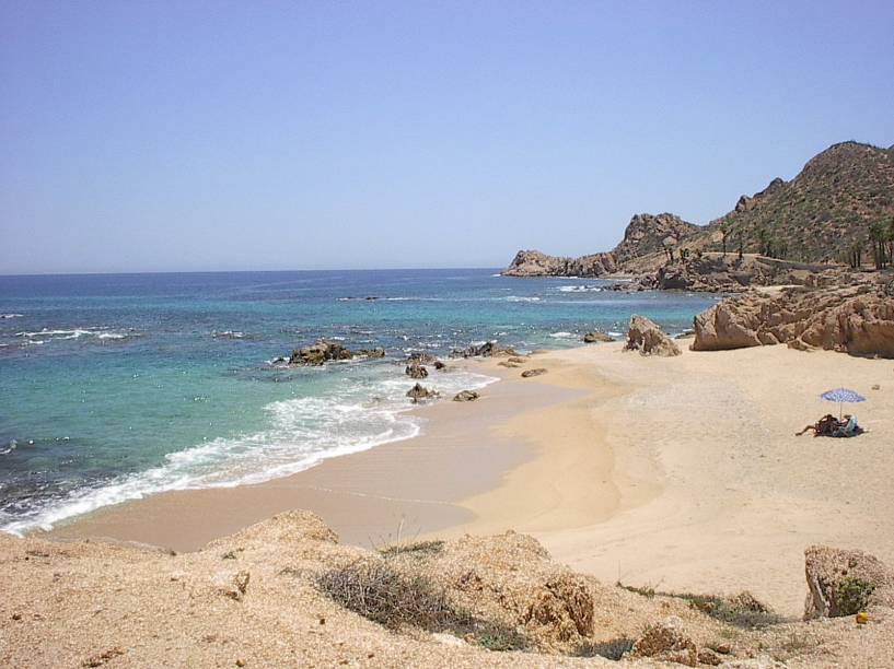 <strong>5. Playa El Chileno, <a href="https://viajeaqui.abril.com.br/cidades/mexico-los-cabos" rel="Cabo San Lucas" target="_blank">Cabo San Lucas</a></strong>Com uma visibilidade submarina maravilhosa, digna do <a href="https://viajeaqui.abril.com.br/continentes/caribe" rel="Caribe" target="_blank">Caribe</a>, essa praia tem um dos melhores pontos para mergulho e snorkel do Cabo San Lucas. Peixes exóticos e tropicais, tartarugas marinhas e estrelas do mar pipocam pelos recifes. Baleias também passeiam por suas águas e, ao colocar sua cabeça embaixo dágua, é possível ouvir o canto desses animais. Os papalas – um tipo de cabana mexicana, feita com folhas de palmeiras  – espalham-se pela areia clarinha da praia e proporcionam sombras gostosas. A tranquilidade aqui é tanta que não há restaurantes na região, nem são permitidos carros