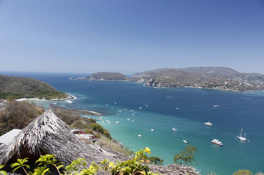 <strong>6. Playa Las Gatas, Zihuatanejo</strong>Ninguém sabe direito se o nome dessa praia se deve aos gatos selvagens da mata próxima ou ao tubarão-enfermeiro  – uma espécie que parece ter bigodes  – que habita a região. Apesar de ser um dos beira-mares mais populares de Zihuatanejo, a tranquilidade vem das suas águas claras e calmas, perfeitas para mergulho e vislumbre da vida marinha, graças a um pequeno recife que protege sua margem