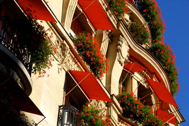 <strong><a href="https://viajeaqui.abril.com.br/estabelecimentos/franca-paris-hospedagem-plaza-athenee" rel="Hotel Plaza Athénée" target="_blank">Hotel Plaza Athénée</a>, <a href="https://viajeaqui.abril.com.br/cidades/franca-paris" rel="Paris" target="_blank">Paris</a>, <a href="https://viajeaqui.abril.com.br/paises/franca" rel="França" target="_blank">França</a></strong> Um dos hotéis mais icônicos de Paris também é conhecido por sua charmosa fachada de toldos vermelhos e sacadas adornadas com gerânios <strong><a href="https://viajeaqui.abril.com.br/estabelecimentos/franca-paris-hospedagem-plaza-athenee" rel="Hotel Plaza Athénée" target="_blank">Hotel Plaza Athénée</a>, <a href="https://viajeaqui.abril.com.br/cidades/franca-paris" rel="Paris" target="_blank">Paris</a>, <a href="https://viajeaqui.abril.com.br/paises/franca" rel="França" target="_blank">França</a></strong> Um dos hotéis mais icônicos de Paris também é conhecido por sua charmosa fachada de toldos vermelhos e sacadas adornadas com gerânios