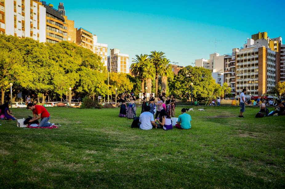 Localizada no Centro da cidade, a Plaza de la Intendencia conta com uma bela e ampla área verde. Ela é cercada pelo Palacio de Justiça e pelo Palacio Municipal 6 de Julio 