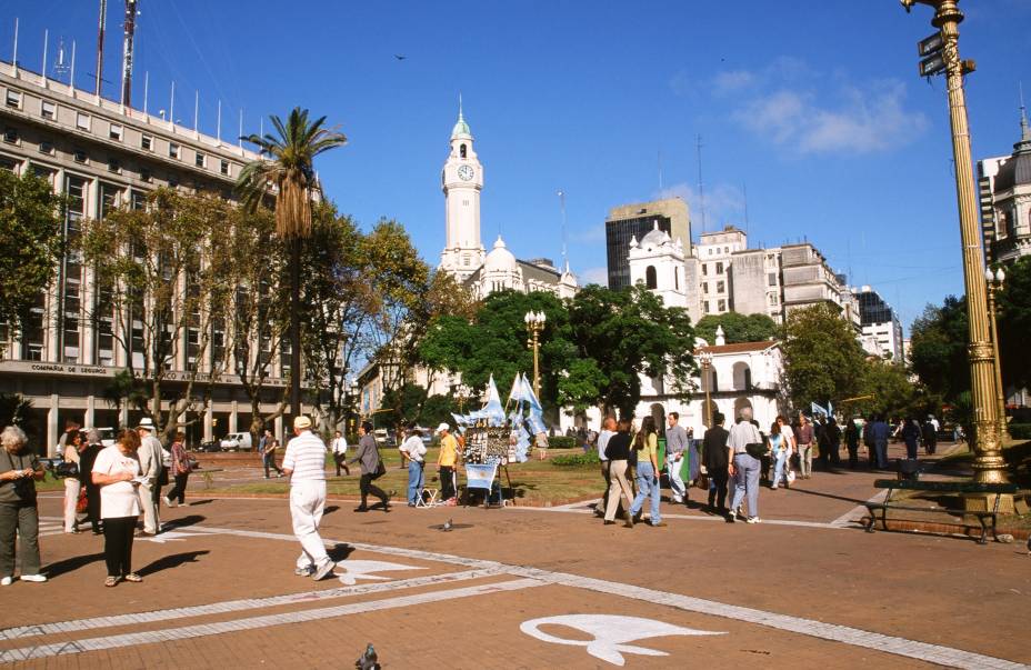 <strong>9. Plaza de Mayo</strong> (170 metros) A praça recebeu esse nome graçàs à Revolução de Maio de 1810, que teve início ali – o local, aliás, é onde começam as manifestações políticas há mais de três séculos. <em>Avenida Hipólito Irigoyen </em> <strong>9. Plaza de Mayo</strong> (170 metros) A praça recebeu esse nome graçàs à Revolução de Maio de 1810, que teve início ali – o local, aliás, é onde começam as manifestações políticas há mais de três séculos. <em>Avenida Hipólito Irigoyen </em>
